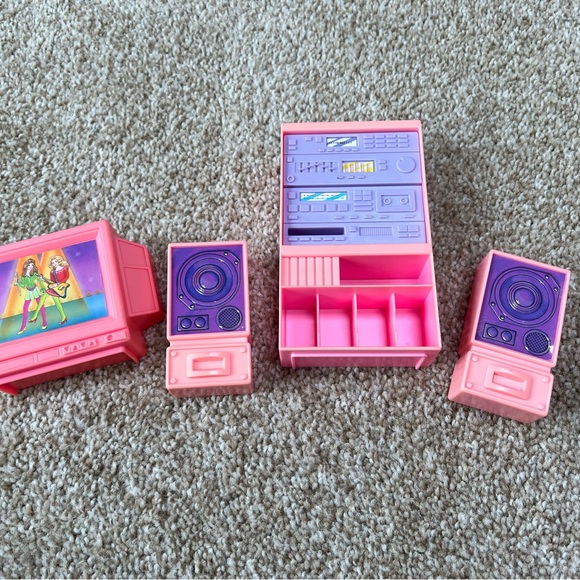 Vintage Barbie Dollhouse Furniture and Accessories - Picture 6 of 8